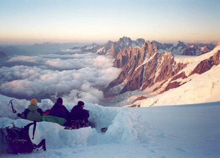 Een bivakzak koop je om in verschillende omstandigheden buiten de elementen te kunnen slapen