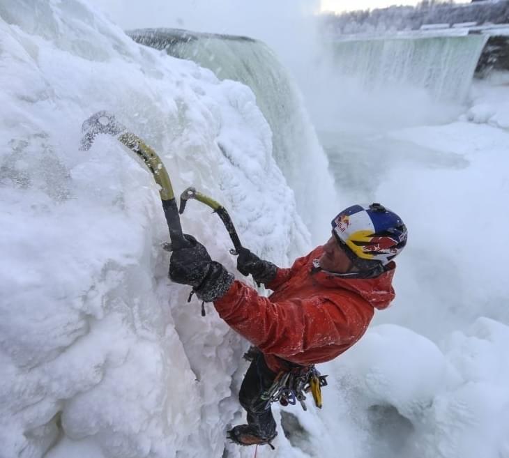 Gebruik voor ijsklimmen handschoenen met een goede padding op de knokkels