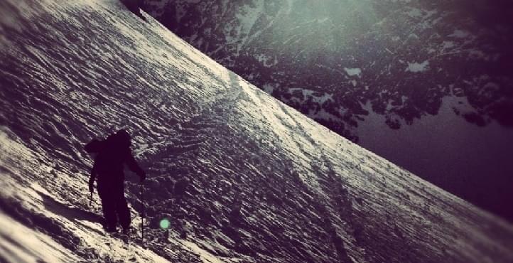 Bij sneeuwschoenwandelen moet je ervoor zorgen dat je voldoende grip op je wandelstokken hebt