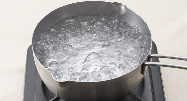 Het koken van water is een van de eenvoudigste manieren van waterzuivering