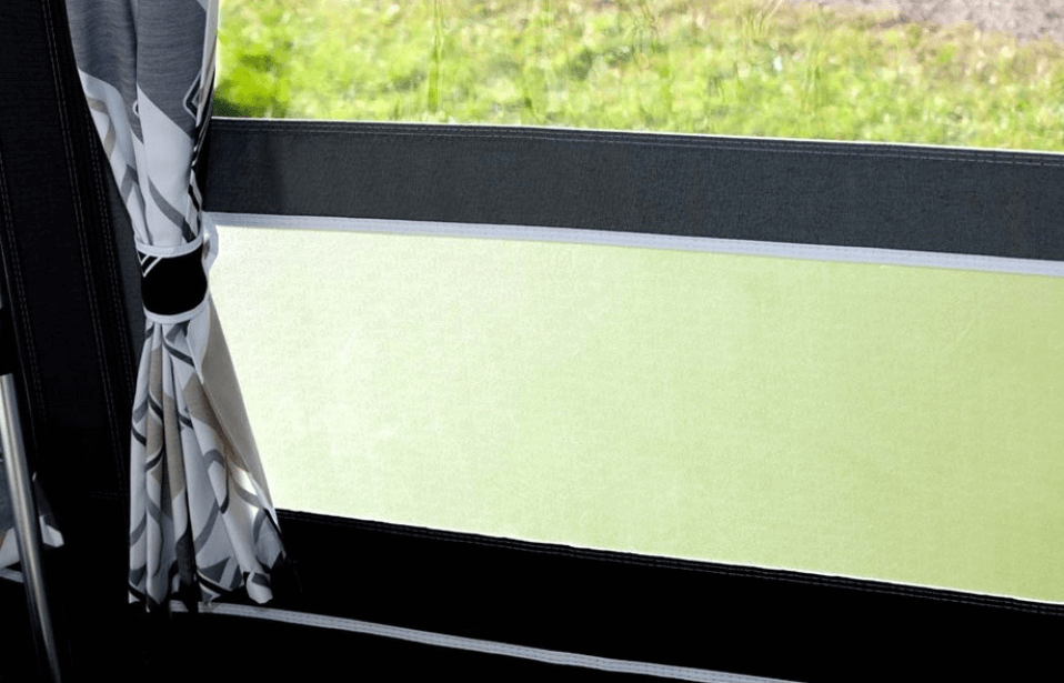 Voortent ramen schoonmaken