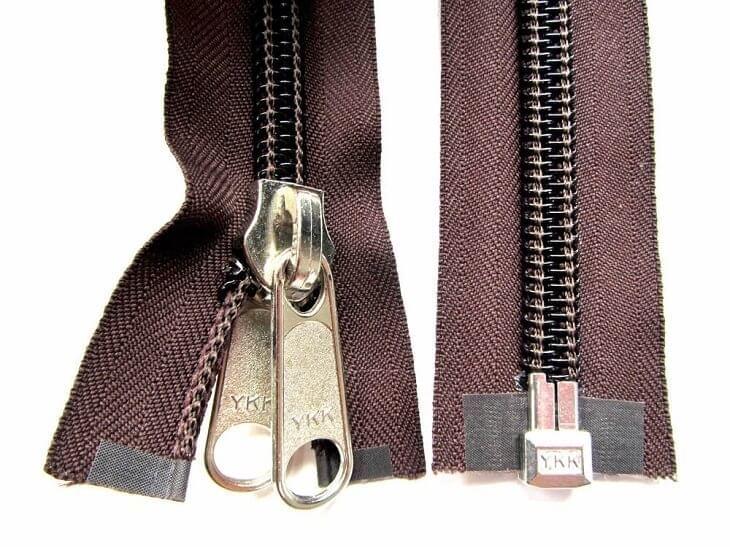 De ritsen van de voortent onderhouden