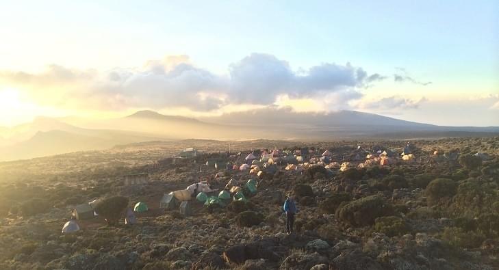 Bas van der Smeede op Kilimanjaro