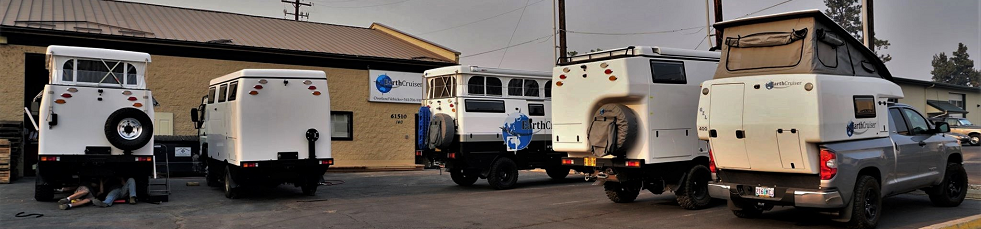 Op avontuur in een zelf gebouwde camper 