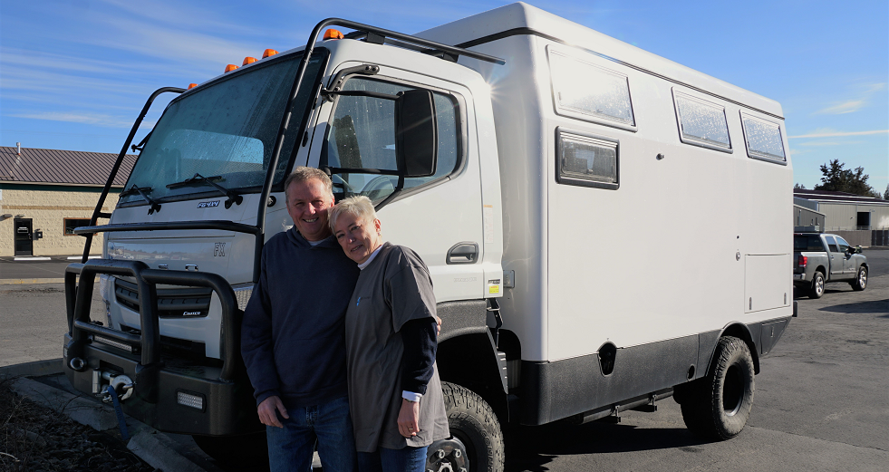Op avontuur in een zelf gebouwde camper 