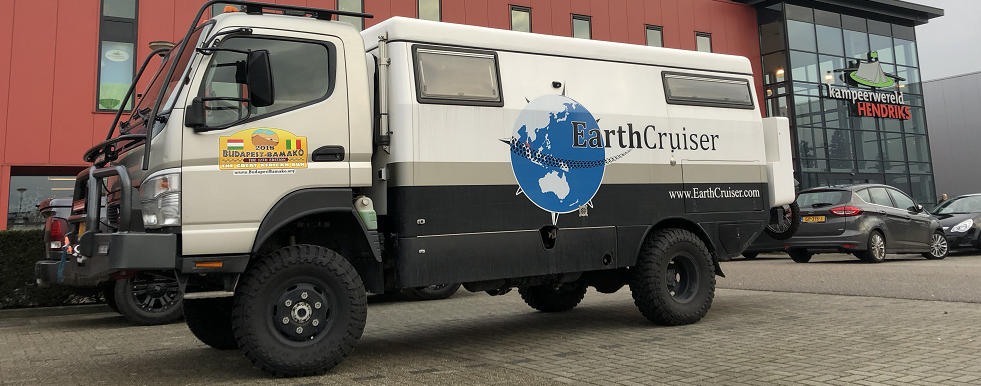 Op avontuur in een zelf gebouwde camper 