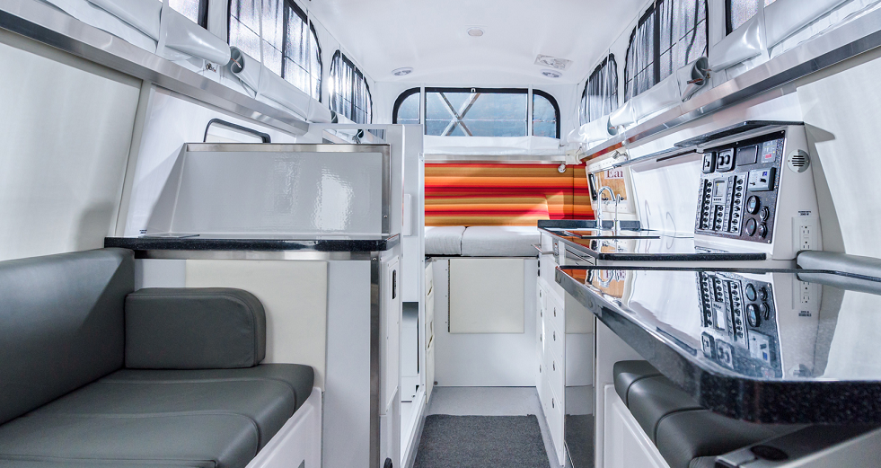 Op avontuur in een zelf gebouwde camper 