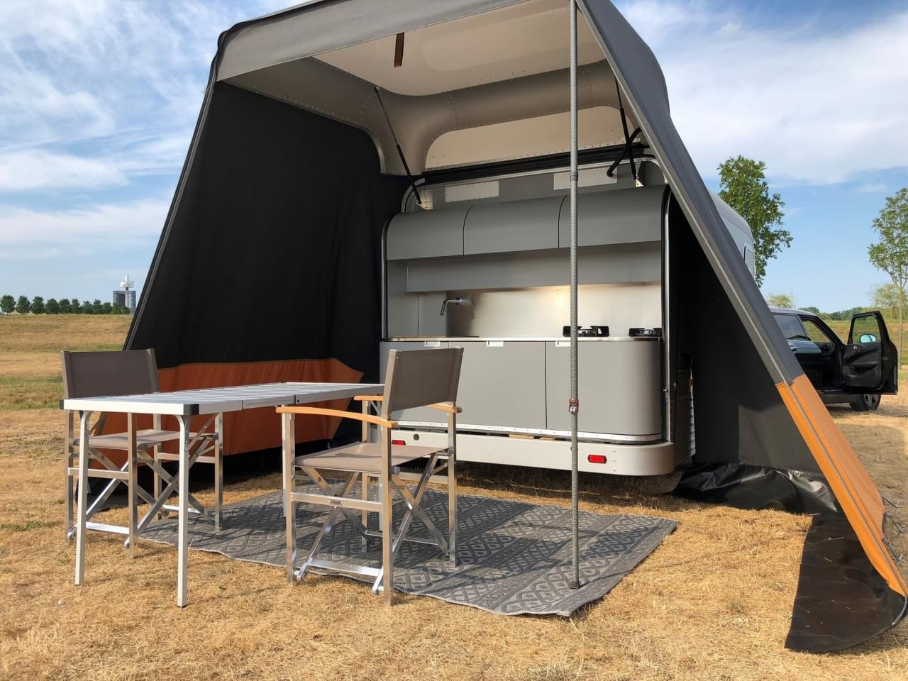 LUME Traveler, een unieke design caravan met een custom Hendriks tent!